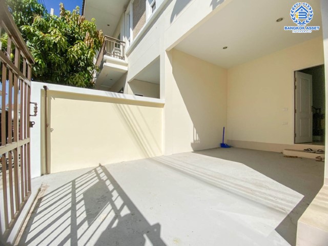 ทาวน์เฮ้าส์มือสองย่านนนทบุรี ม.นนท์ณิชา บางใหญ่2 หลังมุม! เนื้อที่มากถึง 38.4 ตร.ว. ฟังก์ชัน 3 ห้องนอน 2 ห้องน้ำ 1 ที่จอดรถ บนทำเลแห่งการเดินทาง เชื่อมต่อถ.กาญจนาภิเษก, ถ.รัตนาธิเบศก ใกล้รถไฟฟ้าสายสีม่วง "สถานีตลาดบางใหญ่" และทางด่วน "ศรีรัช"